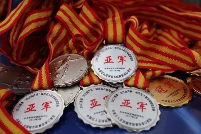 梁锦松74岁重获好评，董建华去世引发舆论反转